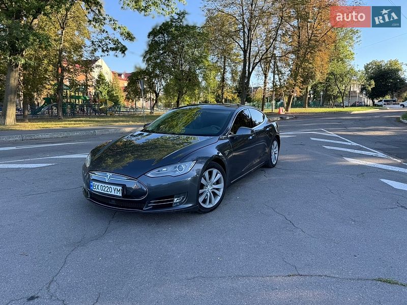 Лифтбек Tesla Model S 2015 в Виннице
