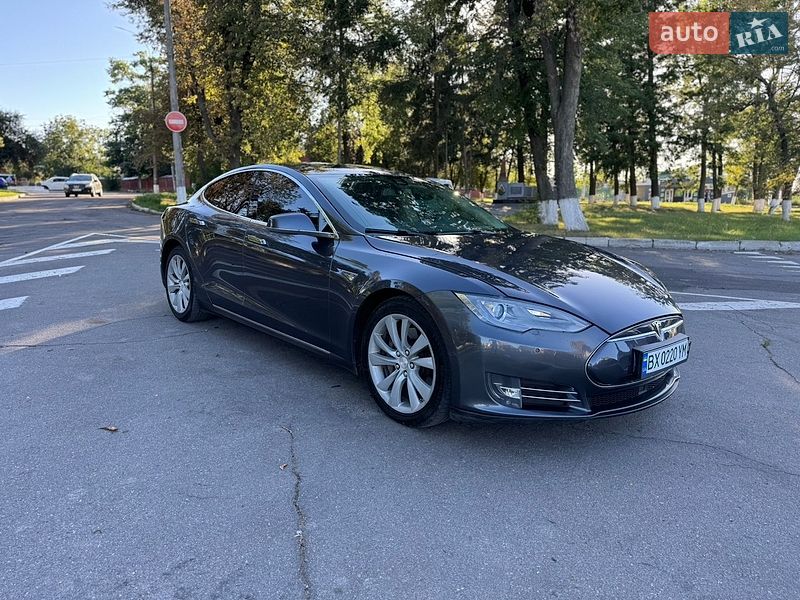Лифтбек Tesla Model S 2015 в Виннице