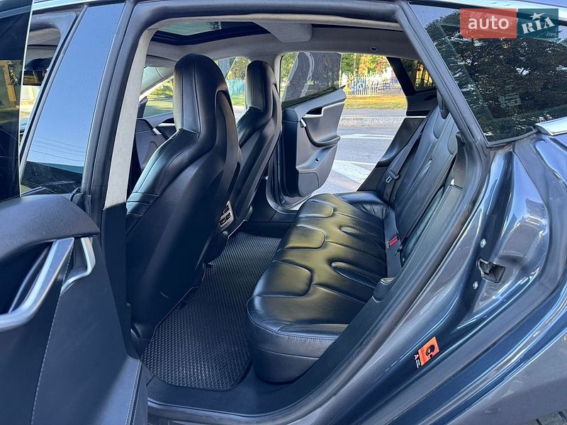 Лифтбек Tesla Model S 2015 в Виннице