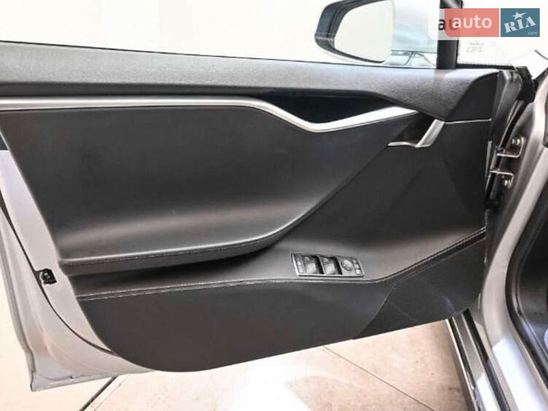 Лифтбек Tesla Model S 2015 в Ровно