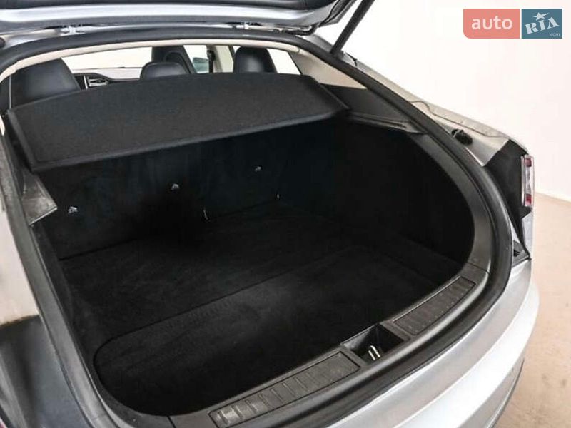 Лифтбек Tesla Model S 2015 в Ровно