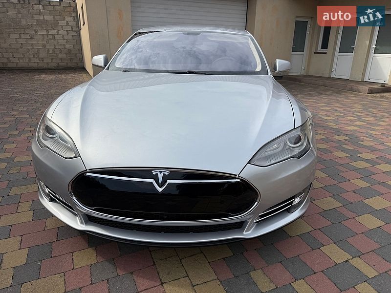 Ліфтбек Tesla Model S 2013 в Дубні