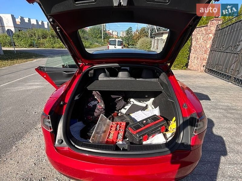 Лифтбек Tesla Model S 2018 в Житомире