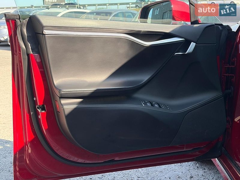 Ліфтбек Tesla Model S 2018 в Львові