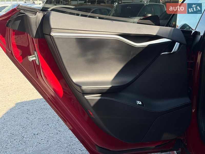Ліфтбек Tesla Model S 2018 в Львові