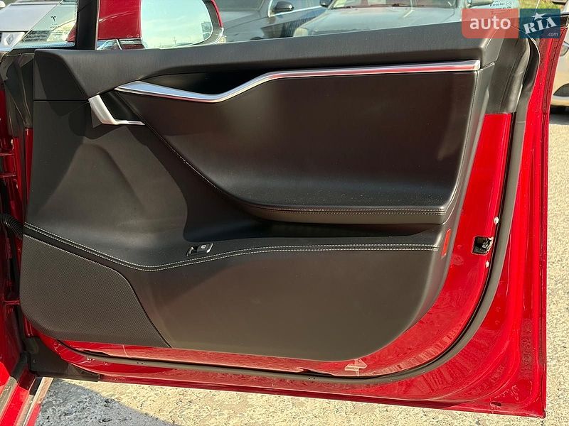 Ліфтбек Tesla Model S 2018 в Львові