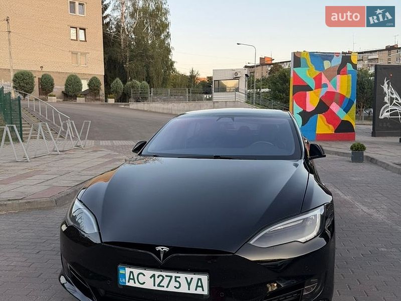 Лифтбек Tesla Model S 2017 в Луцке