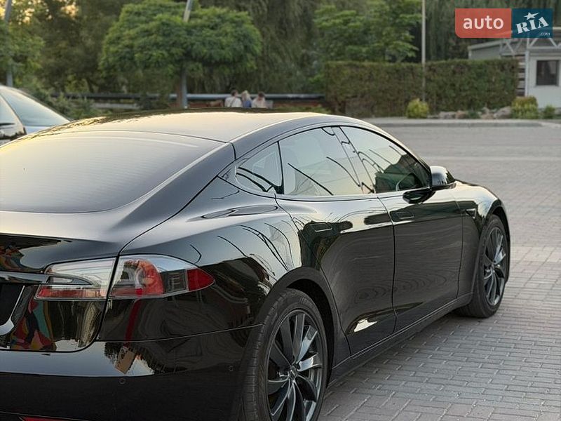 Лифтбек Tesla Model S 2017 в Луцке
