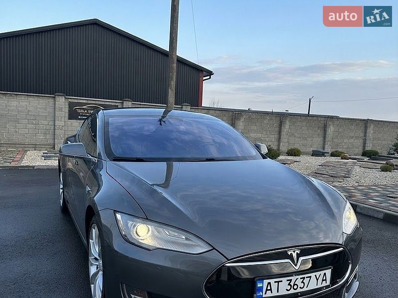 Лифтбек Tesla Model S 2013 в Долине