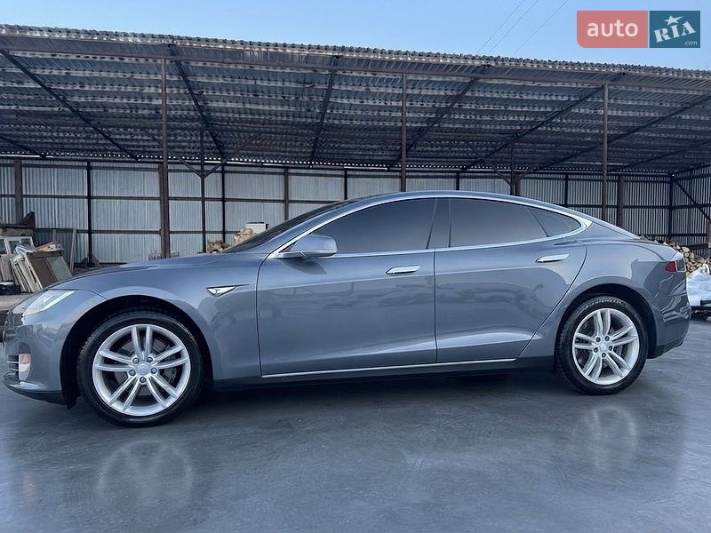 Лифтбек Tesla Model S 2013 в Долине