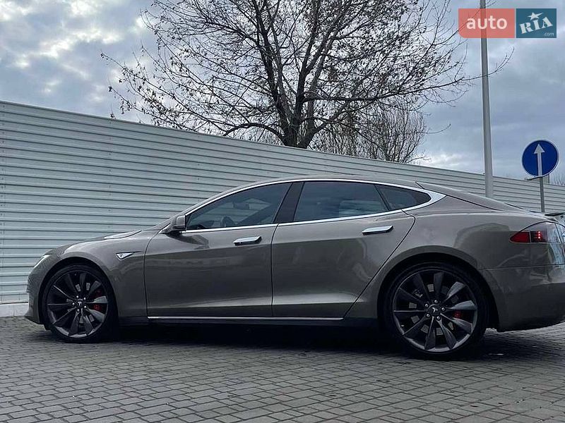 Ліфтбек Tesla Model S 2016 в Миколаєві