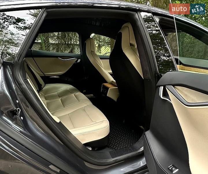Ліфтбек Tesla Model S 2019 в Львові