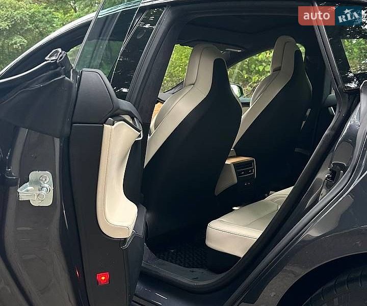 Ліфтбек Tesla Model S 2019 в Львові