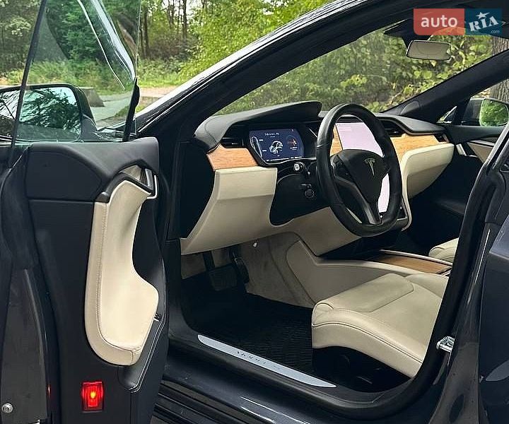 Ліфтбек Tesla Model S 2019 в Львові