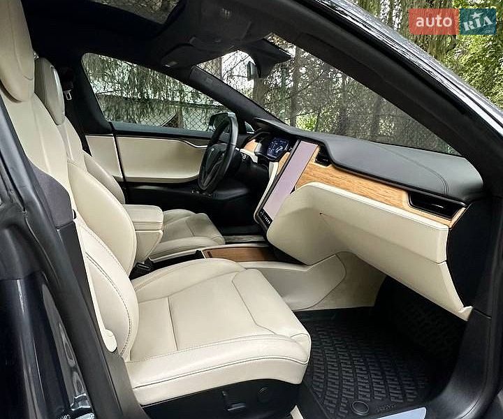 Ліфтбек Tesla Model S 2019 в Львові