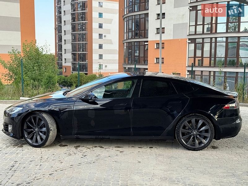 Ліфтбек Tesla Model S 2017 в Івано-Франківську