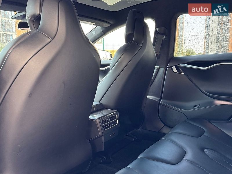 Ліфтбек Tesla Model S 2017 в Івано-Франківську
