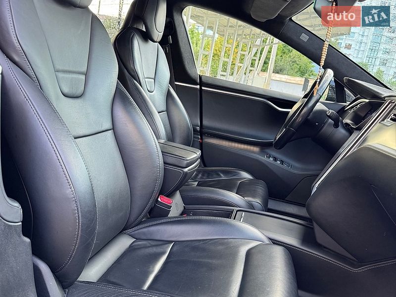 Ліфтбек Tesla Model S 2017 в Івано-Франківську