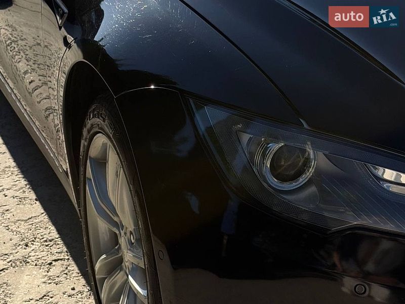 Tesla Model S, photos from the listing