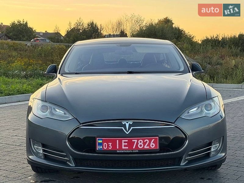 Лифтбек Tesla Model S 2014 в Львове