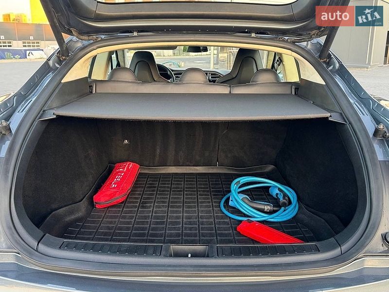Лифтбек Tesla Model S 2014 в Львове