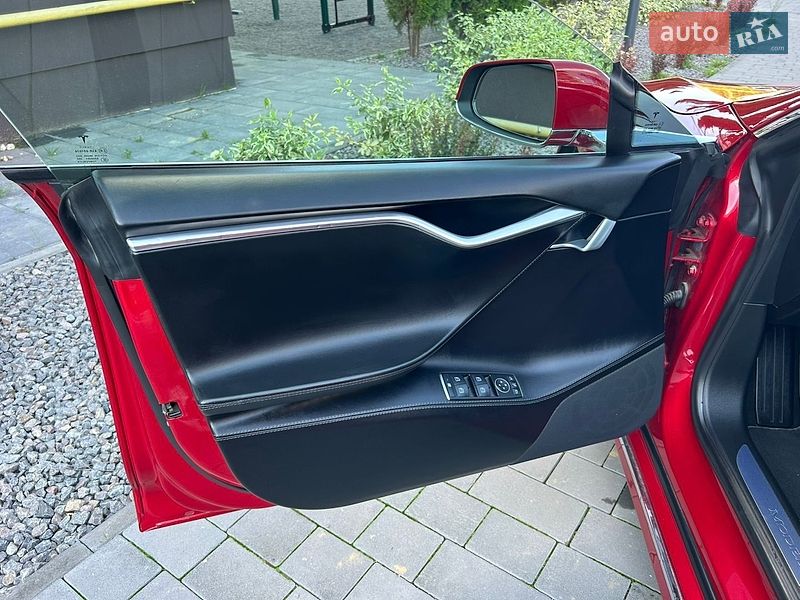 Ліфтбек Tesla Model S 2016 в Городку