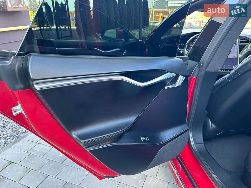 Ліфтбек Tesla Model S 2016 в Городку