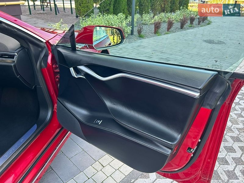 Ліфтбек Tesla Model S 2016 в Городку