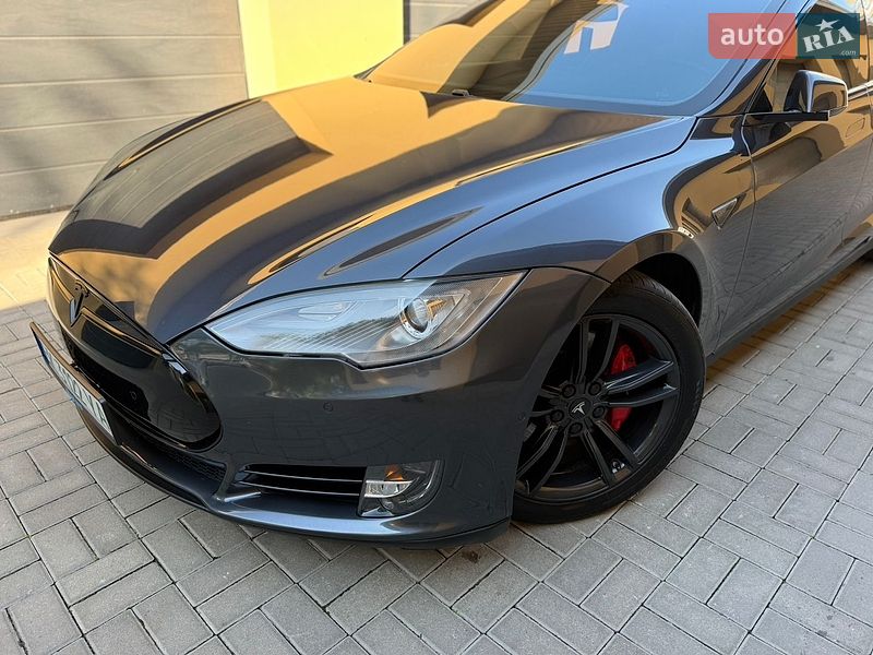 Лифтбек Tesla Model S 2015 в Ровно