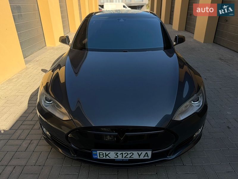 Лифтбек Tesla Model S 2015 в Ровно