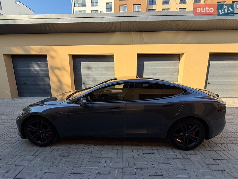 Лифтбек Tesla Model S 2015 в Ровно