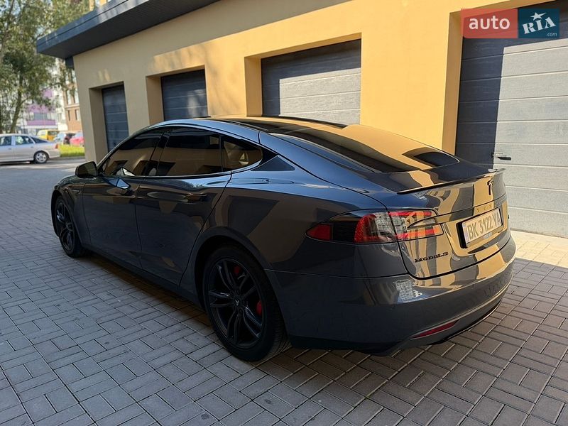 Лифтбек Tesla Model S 2015 в Ровно