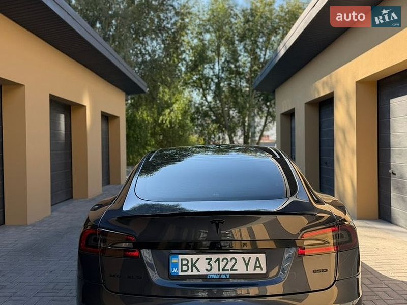 Лифтбек Tesla Model S 2015 в Ровно