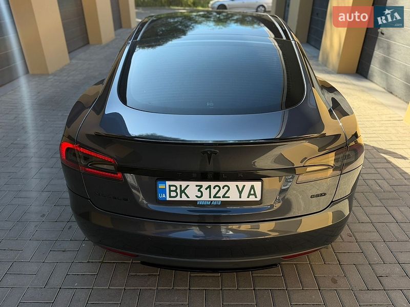 Лифтбек Tesla Model S 2015 в Ровно