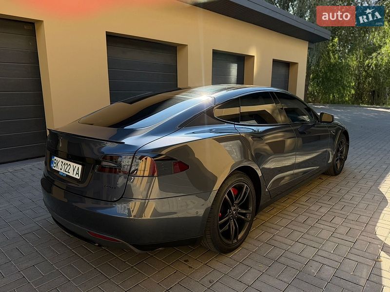 Лифтбек Tesla Model S 2015 в Ровно