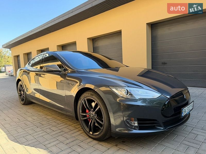 Лифтбек Tesla Model S 2015 в Ровно