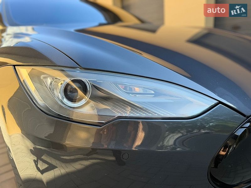 Лифтбек Tesla Model S 2015 в Ровно