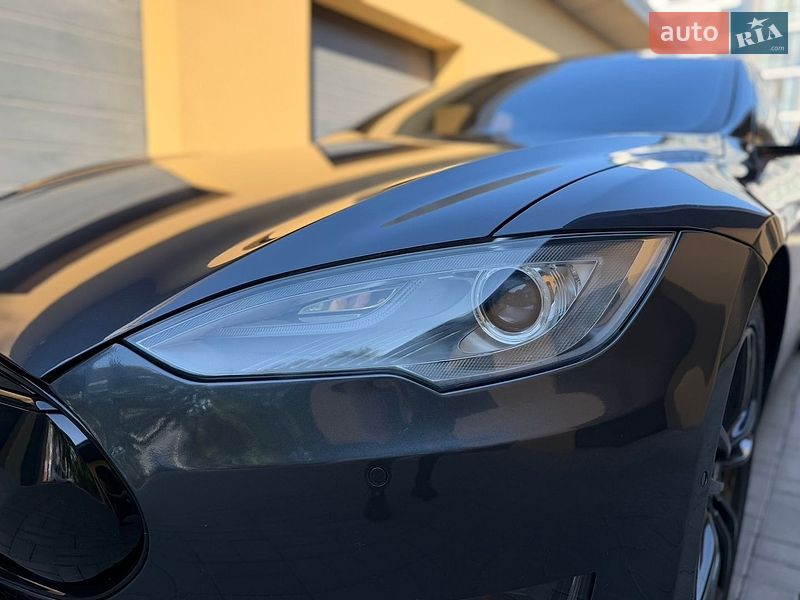 Лифтбек Tesla Model S 2015 в Ровно