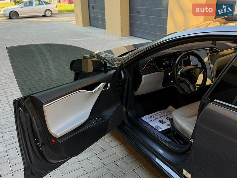 Лифтбек Tesla Model S 2015 в Ровно