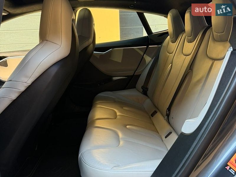 Лифтбек Tesla Model S 2015 в Ровно