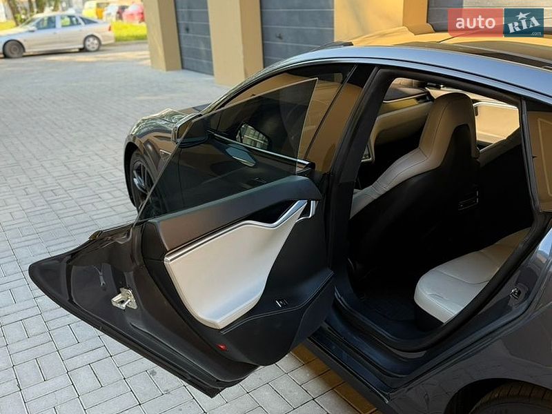 Лифтбек Tesla Model S 2015 в Ровно