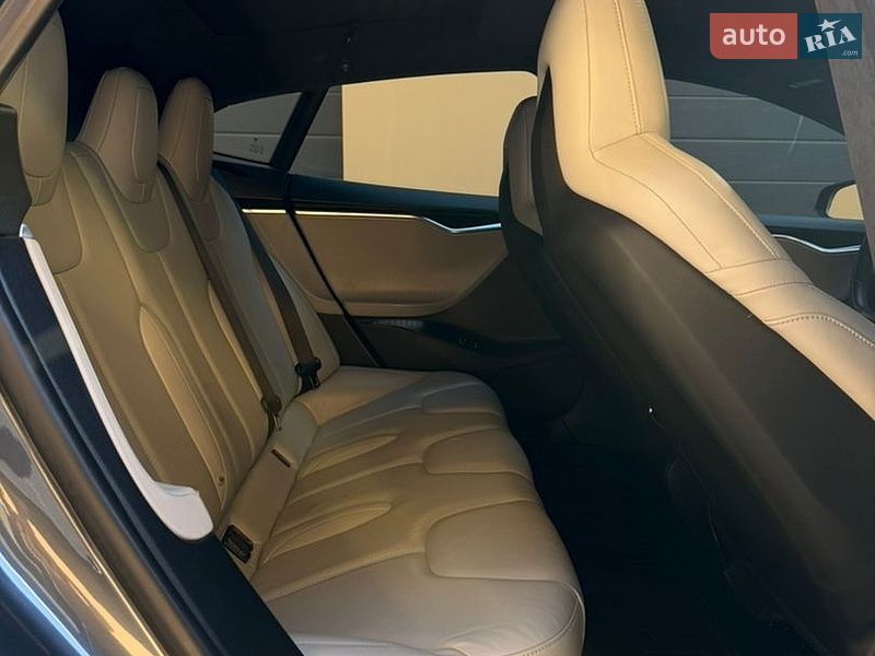 Лифтбек Tesla Model S 2015 в Ровно