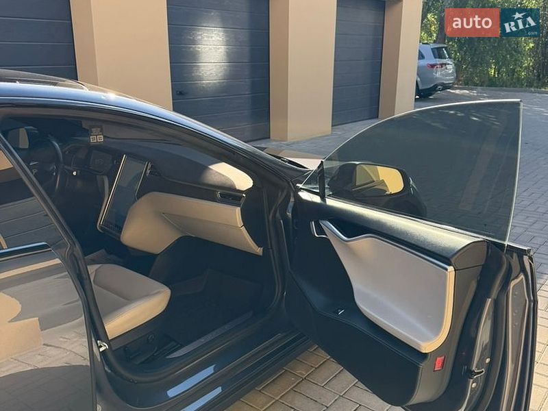 Лифтбек Tesla Model S 2015 в Ровно