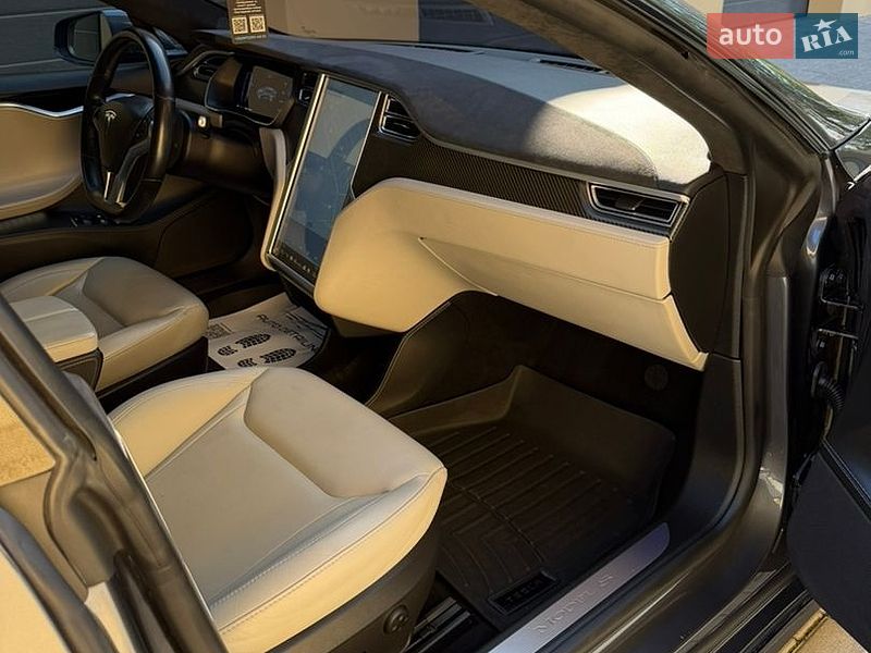 Лифтбек Tesla Model S 2015 в Ровно