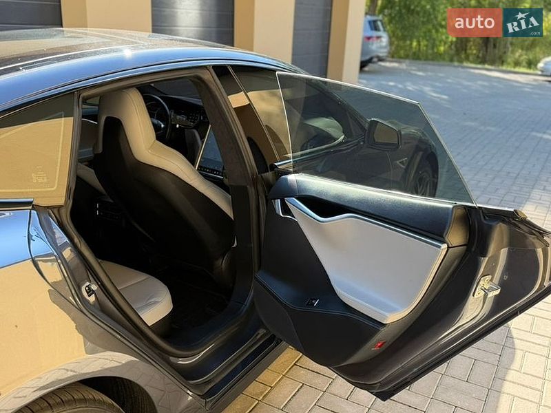Лифтбек Tesla Model S 2015 в Ровно