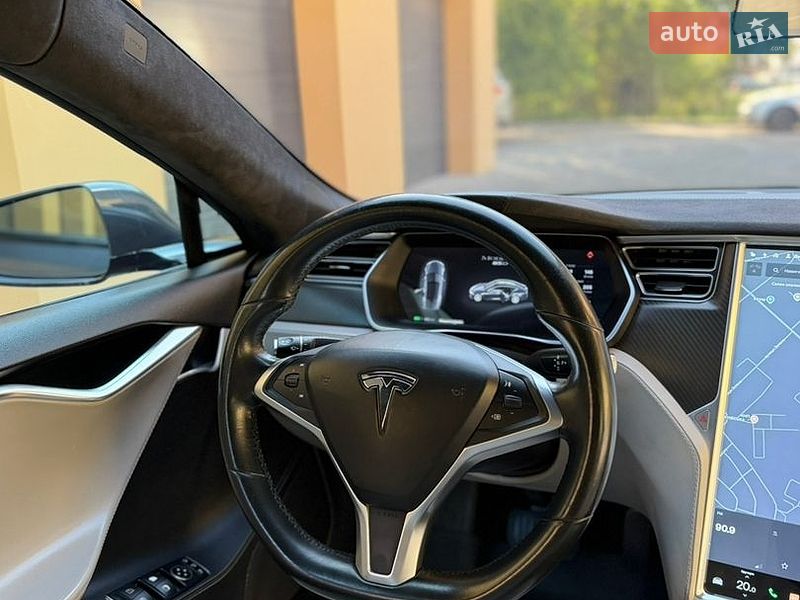 Лифтбек Tesla Model S 2015 в Ровно
