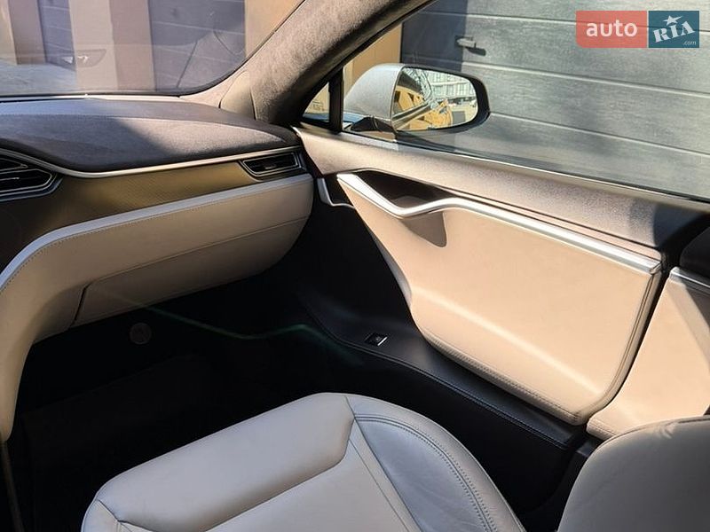 Лифтбек Tesla Model S 2015 в Ровно