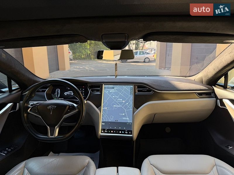 Лифтбек Tesla Model S 2015 в Ровно