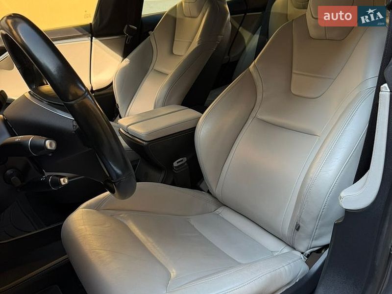 Лифтбек Tesla Model S 2015 в Ровно