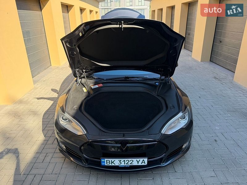 Лифтбек Tesla Model S 2015 в Ровно